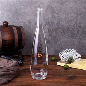 Стеклянная бутылка с водой с винтовой крышкой