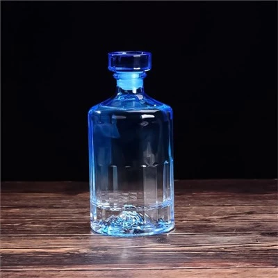 Бутылка с синим стеклянным ликером