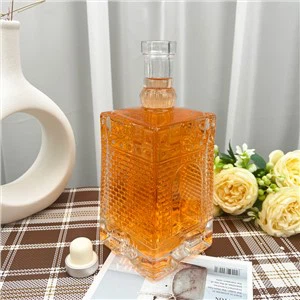 Стеклянная бутылка с ликером